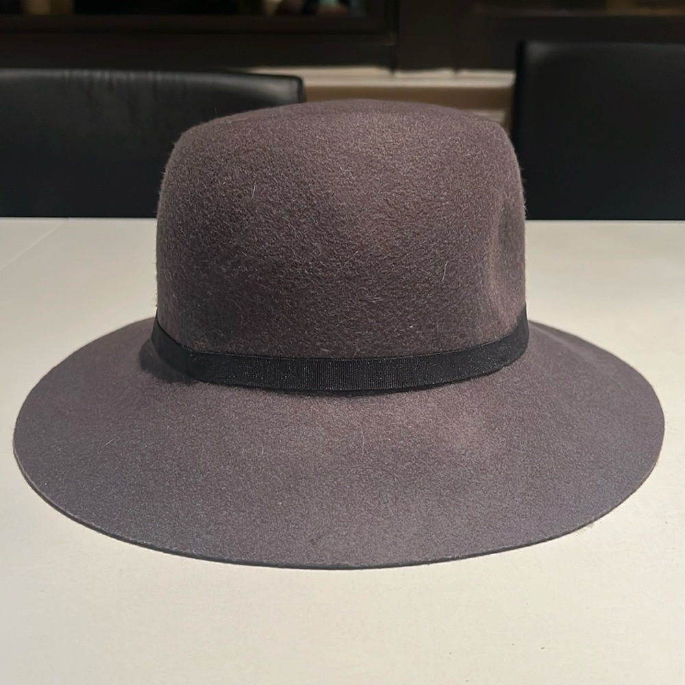 Perfect spring/fall hat! 100% wool